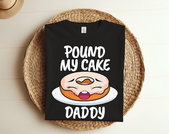 Camiseta divertida e hilarante con humor para adultos de Pound My Cake Daddy, regalo perfecto de cumpleaños para adultos con chistes sucios, atuendo de fiesta con juguetes para adultos.