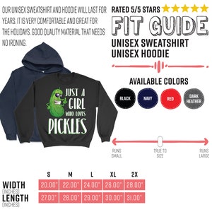Może przedstawiać: Czarna i ciemnoszara melanżowa bluza unisex z nadrukiem zielonego og&oacute;rka i tekstem "Just a girl who loves pickles". Tabela rozmiar&oacute;w pokazuje szerokość i długość w calach dla rozmiar&oacute;w S, M, L, XL i 2X.