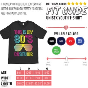 K&ouml;nnte beinhalten: Schwarzes T-Shirt f&uuml;r Jugendliche mit einem grafischen Aufdruck aus buntem Text, der "This is my 80's Costume" und eine Sonnenbrille zeigt. Die Gr&ouml;&szlig;entabelle zeigt die Altersgruppe, die Breite in Zoll und die L&auml;nge in Zoll f&uuml;r jede Gr&ouml;&szlig;e: S, M, L und XL. Die verf&uuml;gbaren Farben sind Schwarz, Marine, Rot, K&ouml;nigsblau und Kellygr&uuml;n.