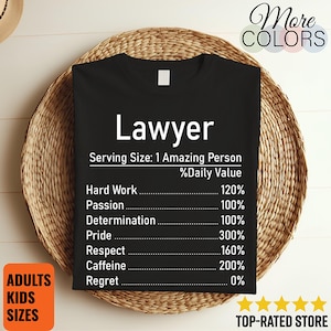 Può includere: Una t-shirt nera con testo bianco che recita Lawyer, Serving Size: 1 Amazing Person, %Daily Value, Hard Work 120%, Passion 100%, Determination 100%, Pride 300%, Respect 160%, Caffeine 200% e Regret 0% in stile etichetta nutrizionale.