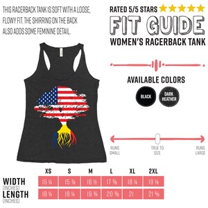 K&ouml;nnte beinhalten: Ein anthrazitfarbenes Racerback-Tanktop mit einem Baumdesign, das die amerikanische Flagge und die Flagge Rum&auml;niens zeigt. Das Tanktop hat eine lockere, flie&szlig;ende Passform und R&uuml;schen im R&uuml;cken. Die Gr&ouml;&szlig;entabelle zeigt die Ma&szlig;e in Zoll f&uuml;r Breite und L&auml;nge. Erh&auml;ltliche Farben sind Schwarz und Dunkelgrau meliert.