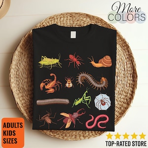 Peut inclure: T-shirt noir avec des illustrations colorées de divers insectes, dont une sauterelle, une fourmi, un escargot, un scorpion et un mille-pattes. Le t-shirt porte également les textes "More Colors", "Adults Kids Sizes" et "Top-Rated Store".