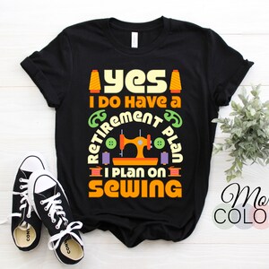 Peut inclure: T-shirt noir avec un graphique coloré qui dit "Oui, j'ai un plan de retraite, je compte coudre".