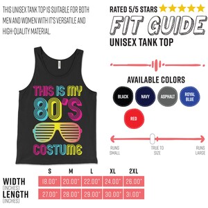 K&ouml;nnte beinhalten: Ein schwarzes Tanktop mit dem Text "This is my 80's Costume" in bunten Buchstaben und einer neonrosa und blauen Sonnenbrille. Gr&ouml;&szlig;entabelle mit Breite und L&auml;nge in Zoll.