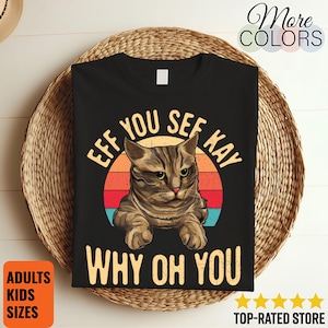 Könnte beinhalten: Schwarzes T-Shirt mit einer Katzen-Grafik in einem Retro-Sonnenuntergangs-Design. Der Text lautet "EFF YOU SEE KAY WHY OH YOU". Auf dem Shirt stehen auch die Worte "ADULTS KIDS SIZES" unten links.
