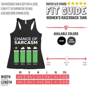 Puede incluir: Un tanque de tirantes negro con el texto "Chance of Sarcasm" y un gr&aacute;fico de pron&oacute;stico del tiempo con los porcentajes 91%, 95%, 99% y 94%. El tanque tiene una tabla de tallas con medidas en pulgadas.