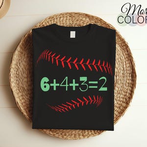 Könnte beinhalten: Schwarzes T-Shirt mit einem roten Baseball-Motiv und dem Text "6+4+3=2" in Grün.