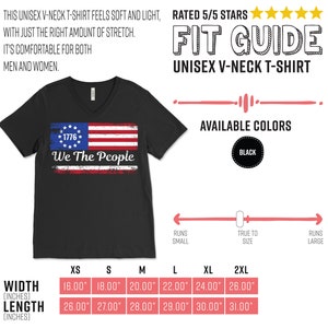 Może przedstawiać: Czarny, unisexowy t-shirt z dekoltem w serek z postarzanym wzorem amerykańskiej flagi i napisem "1776 We The People". Dostępny w rozmiarach XS do 2XL, o szerokościach od 40,6 cm do 66,0 cm i długościach od 66,0 cm do 78,7 cm.