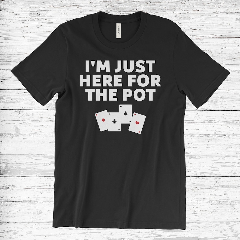 Puede incluir: Camiseta negra con texto blanco que dice "Solo estoy aqu&iacute; por la olla" y un gr&aacute;fico de cuatro cartas de juego.