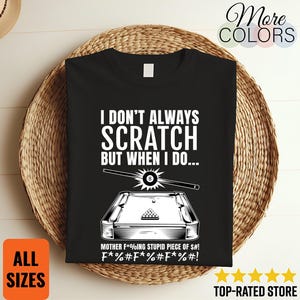 Peut inclure: T-shirt noir avec texte blanc : "I DON'T ALWAYS SCRATCH BUT WHEN I DO..." et un graphique d'une table de billard, d'une queue et d'une boule 8. Le t-shirt contient également le texte "MOTHER F*%ING STUPID PIECE OF S#! F*%#F*%#F*%#!."