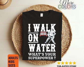 Ich gehe auf Wasser, was ist Ihre Superpower Hockey Shirt Lustige Eisbahn Humor Spieler Skater Fan Geschenk Winter Sport Grafik Tee