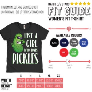 Może przedstawiać: Czarny T-shirt z zielonym og&oacute;rkiem i napisem "Just a girl who loves pickles". Koszulka jest dopasowana do sylwetki damskiej i dostępna w r&oacute;żnych kolorach. Tabela rozmiar&oacute;w pokazuje szerokość i wysokość koszulki w calach.