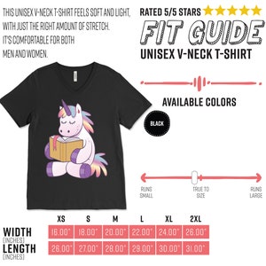Pode incluir: Camiseta unissex preta com decote em V com um unic&oacute;rnio de desenho animado lendo um livro. A camiseta inclui o texto "THIS UNISEX V-NECK T-SHIRT FEELS SOFT AND LIGHT, WITH JUST THE RIGHT AMOUNT OF STRETCH. IT'S COMFORTABLE FOR BOTH MEN AND WOMEN." Dispon&iacute;vel nos tamanhos XS a 2XL.