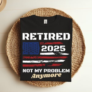 Puede incluir: Camiseta negra con un diseño de bandera estadounidense desgastada en blanco y el texto "Retirado 2025 No es mi problema".