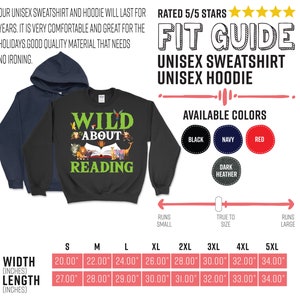 Puede incluir: Tabla de tallas para sudadera y sudadera con capucha unisex con medidas en pulgadas. La tabla muestra el ancho y la longitud de la sudadera y la sudadera con capucha en las tallas S, M, L, XL, 2XL, 3XL, 4XL y 5XL. La sudadera tiene un fondo negro con un gr&aacute;fico de un libro con animales leyendo. El texto en la sudadera dice "Wild About Reading". La tabla tambi&eacute;n muestra los colores disponibles: negro, azul marino, rojo y gris oscuro.