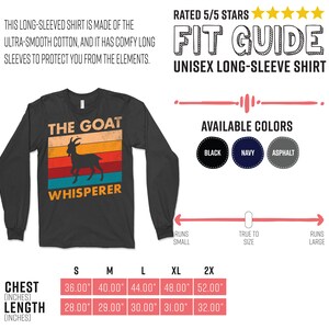Puede incluir: Camiseta unisex de manga larga gris oscuro con el texto "THE GOAT WHISPERER" y una silueta de cabra. La camiseta tiene un dise&ntilde;o retro de puesta de sol. Disponible en negro, azul marino y asfalto. Tallas de pecho de 91cm a 132cm.