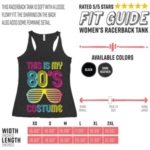 K&ouml;nnte beinhalten: Ein schwarzes Racerback-Tanktop mit dem Text "This is my 80's Costume" in bunten Buchstaben und einer Neon-Sonnenbrille. Die Gr&ouml;&szlig;entabelle zeigt die Breite und L&auml;nge in Zoll f&uuml;r die Gr&ouml;&szlig;en XS bis 2XL.