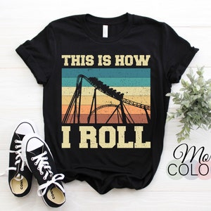 Könnte beinhalten: Schwarzes T-Shirt mit einem Vintage-Grafikdruck einer Achterbahn und dem Text "This is how I roll".