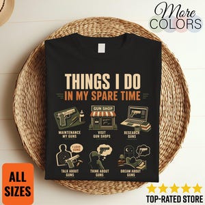 Peut inclure: Un t-shirt noir avec le texte "THINGS I DO IN MY SPARE TIME" en blanc et orange. En dessous, six illustrations représentent des activités liées aux armes : entretien, visite de magasins, recherche, discussion, réflexion et rêve d'armes.