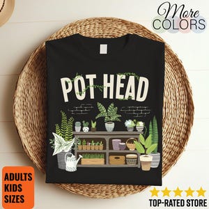 Pode incluir: Camiseta preta com a frase "POT HEAD" em branco, com um gráfico de uma prateleira com plantas em vasos. A camiseta também tem o texto "More Colors", "Adults Kids Sizes" e "Top-Rated Store".