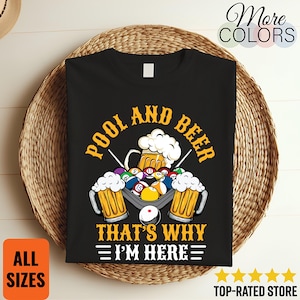 以下が含まれることがあります： 「POOL AND BEER」と「THAT'S WHY I'M HERE」の文字が入ったグラフィックデザインの黒いTシャツ。デザインにはビールジョッキ、ビリヤードのボール、キューが含まれています。Tシャツは織られた表面に表示されています。