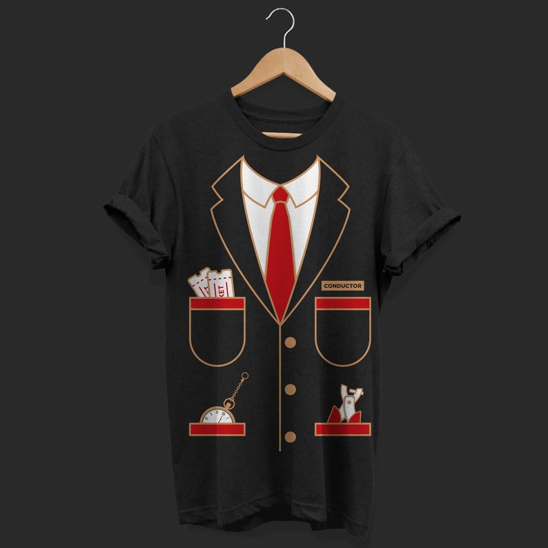 K&ouml;nnte beinhalten: Schwarzes T-Shirt mit einem Aufdruck, der einem Anzug, einem wei&szlig;en Hemd und einer roten Krawatte &auml;hnelt. Das Design umfasst Taschen mit Spielkarten, eine Taschenuhr und eine kleine Figur. Das Wort "CONDUCTOR" ist aufgedruckt.