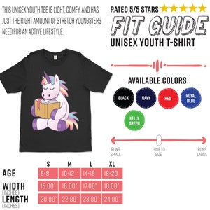 Pode incluir: T-shirt unissex preto para jovens com um unic&oacute;rnio de desenho animado lendo um livro. A camisa inclui o texto "FIT GUIDE UNISEX YOUTH T-SHIRT" e est&aacute; dispon&iacute;vel em preto, azul marinho, vermelho, azul royal e verde Kelly. Medidas em cm.