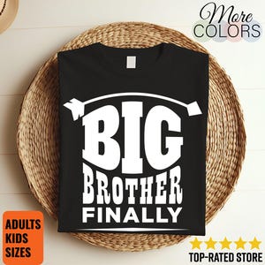 Puede incluir: Camiseta negra con las palabras blancas "BIG BROTHER FINALLY", con un diseño de flecha encima de la palabra "BIG". La camiseta se muestra sobre una cesta tejida. También se ven las palabras "More Colors", "Adults Kids Sizes" y "Top-Rated Store".