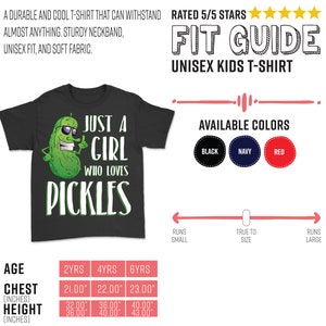 Może przedstawiać: Czarny T-shirt z zielonym og&oacute;rkiem i napisem "Just a girl who loves pickles". Koszulka dostępna jest w kolorze czarnym, granatowym i czerwonym. Tabela rozmiar&oacute;w pokazuje wymiary klatki piersiowej i wzrostu w calach dla wieku 2, 4 i 6 lat.