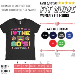 Puede incluir: Camiseta negra de mujer con ajuste entallado y un estampado gr&aacute;fico de un coraz&oacute;n con el texto "I love the 80's!" en letras de colores. El gr&aacute;fico incluye una cinta de casete, un cubo de Rubik y otros iconos de los a&ntilde;os 80. La tabla de tallas muestra el ancho y la altura de la camiseta en pulgadas para las tallas S, M, L, XL y 2X. Los colores disponibles son negro, azul marino, gris oscuro jaspeado, azul real, rojo y verde kelly.