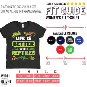 以下が含まれることがあります： 「LIFE IS BETTER WITH REPTILES」の文字と爬虫類のイラストが描かれた黒色の女性用Tシャツ。複数の色で利用可能。幅は43.18cmから63.5cm、高さは63.5cmから71.12cmです。