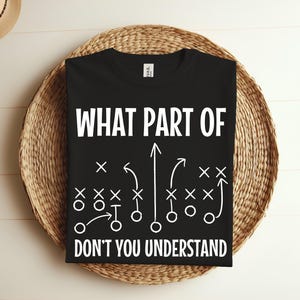 Op de afbeelding: Zwart T-shirt met een witte afbeelding van een American football-spelplan en de tekst "What part of don't you understand?"