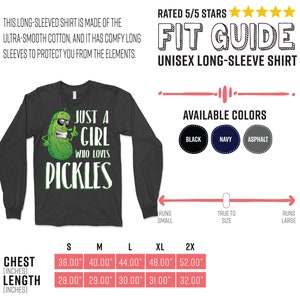 Może przedstawiać: Długi rękawowy t-shirt w kolorze ciemnoszarym z nadrukiem zielonego og&oacute;rka w okularach przeciwsłonecznych i tekstem "Just a girl who loves pickles". Koszulka dostępna jest w kolorach czarnym, granatowym i asfaltowym. Tabela rozmiar&oacute;w pokazuje wymiary klatki piersiowej i długości w calach.