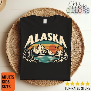 アラスカシャツ、ヴィンテージマウンテンサンセットTシャツ、荒野旅行ギフト、湖畔森林デザイン、ハイキングキャンプウェア、風光明媚な冒険旅行のお土産