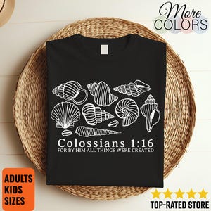 Op de afbeelding: Zwart T-shirt met een wit schelpmotief en de tekst "Kolossenzen 1:16 WANT DOOR HEM ZIJN ALLE DINGEN GESCHAPEN." Het shirt wordt gepresenteerd op een gevlochten mand. De afbeelding bevat ook de tekst "VOLWASSENEN KINDEREN MATEN" en "TOP-RATED STORE."