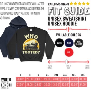 Może przedstawiać: Czarna bluza unisex z ż&oacute;łtym kołem i napisem "Who Tooted?" w kolorze czarnym. Wewnątrz koła znajduje się kresk&oacute;wkowy pociąg. Bluza dostępna jest w rozmiarach od S do 5XL. Tabela rozmiar&oacute;w pokazuje szerokość i długość w calach dla każdego rozmiaru.