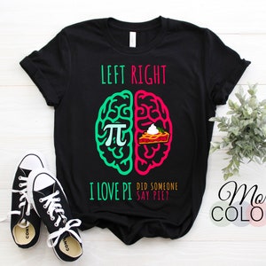 Könnte beinhalten: Schwarzes T-Shirt mit einer Grafik eines Gehirns, das in zwei Hälften geteilt ist, eine mit einem Pi-Symbol und dem Text "I LOVE PI", die andere mit einem Stück Kuchen und dem Text "DID SOMEONE SAY PIE?". Schwarz-weiße Turnschuhe im Vordergrund.