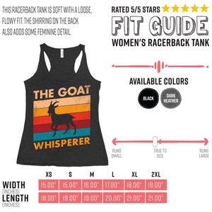 Puede incluir: Camiseta sin mangas gris oscuro con la frase "THE GOAT WHISPERER" y una silueta de cabra. El dise&ntilde;o presenta rayas horizontales en naranja, amarillo, rojo y azul. Disponible en negro y gris oscuro. Tallas de XS a 2XL.