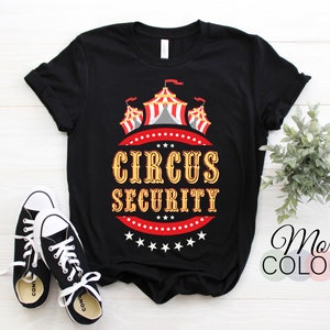 Op de afbeelding: Zwart T-shirt met een afbeelding van een circus tent en de tekst "Circus Security".