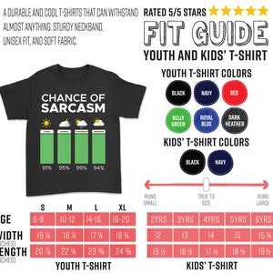 Puede incluir: Una camiseta negra con el texto "Chance of Sarcasm" y un gr&aacute;fico de cuatro barras verdes que representan el porcentaje de sarcasmo en diferentes d&iacute;as de la semana. El gr&aacute;fico muestra 91% hoy, 95% esta noche, 99% ma&ntilde;ana y 94% el fin de semana. La camiseta est&aacute; disponible en tallas S, M, L y XL. Se incluye una tabla de tallas para camisetas de ni&ntilde;os y j&oacute;venes, que muestra el rango de edad, el ancho y la longitud en pulgadas para cada talla.