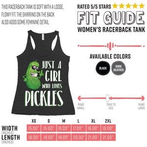 Może przedstawiać: Czarny top na ramiączkach z grafiką zielonego og&oacute;rka i tekstem "Just a girl who loves pickles". Top ma tabelę rozmiar&oacute;w z wymiarami w calach.