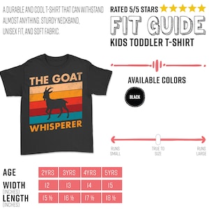 Puede incluir: Camiseta negra para ni&ntilde;os peque&ntilde;os con un dise&ntilde;o retro que presenta una silueta de cabra y el texto "THE GOAT WHISPERER". La camiseta incluye una gu&iacute;a de tallas. Disponible en negro, con tejido suave y unisex.