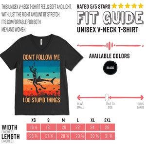 Może przedstawiać: Czarna koszulka unisex z dekoltem w kształcie litery V z grafiką w stylu vintage przedstawiającą nurka z rekinem. Tekst na koszulce brzmi "Don't Follow Me I Do Stupid Things". Koszulka dostępna jest w rozmiarach od XS do 2XL. Tabela rozmiar&oacute;w pokazuje szerokość i długość koszulki w calach.