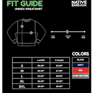 Puede incluir: Fondo negro con un gr&aacute;fico blanco de una sudadera unisex y una gu&iacute;a de tallas. La gu&iacute;a incluye medidas en pulgadas para el ancho y la longitud, y opciones de color: negro, azul marino, rojo y gris oscuro.