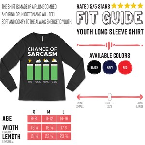 Puede incluir: Camiseta negra de manga larga para j&oacute;venes con un gr&aacute;fico de barras verde que dice "Chance of Sarcasm" con iconos de sol, nublado, lluvia y fin de semana. La camiseta est&aacute; disponible en negro, azul marino y rojo. La tabla de tallas muestra la edad, el ancho en pulgadas y la longitud en pulgadas.