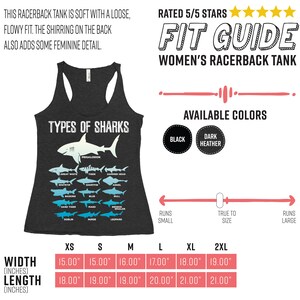 Pu&ograve; includere: Canotta racerback grigio scuro con grafica di varie specie di squali, tra cui un Megalodonte, e la scritta "TYPES OF SHARKS". Disponibile in nero e grigio scuro. Taglie dalla XS alla 2XL, misure in pollici.