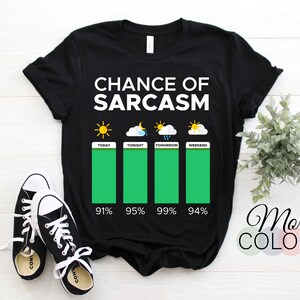 Puede incluir: Camiseta negra con un gr&aacute;fico blanco que dice "Probabilidad de sarcasmo" y muestra un gr&aacute;fico de barras con iconos para hoy, esta noche, ma&ntilde;ana y el fin de semana. Las barras son verdes y muestran porcentajes del 91%, 95%, 99% y 94%.