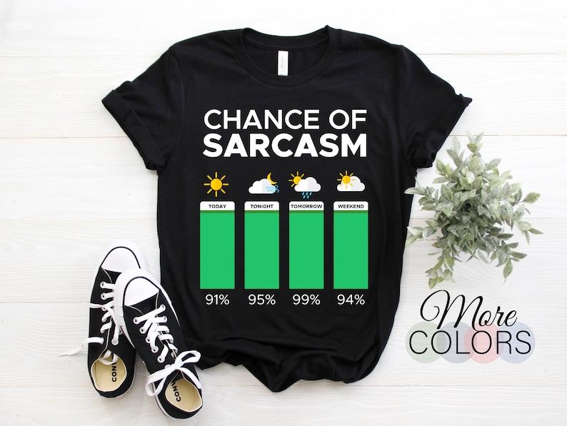 Puede incluir: Camiseta negra con un gr&aacute;fico blanco que dice "Probabilidad de sarcasmo" y muestra un gr&aacute;fico de barras con iconos para hoy, esta noche, ma&ntilde;ana y el fin de semana. Las barras son verdes y muestran porcentajes del 91%, 95%, 99% y 94%.