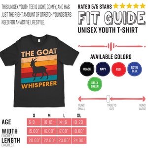Puede incluir: Camiseta negra unisex para j&oacute;venes con el texto "THE GOAT WHISPERER" y una silueta de cabra sobre un dise&ntilde;o retro de puesta de sol. Disponible en negro, azul marino, rojo, azul real y verde Kelly. Tallas S-XL.