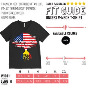 K&ouml;nnte beinhalten: Schwarzes Unisex-V-Neck-T-Shirt mit einem Baumdesign, das die amerikanische Flagge auf den &Auml;sten und die rum&auml;nische Flagge auf den Wurzeln zeigt. Das Shirt ist in den Gr&ouml;&szlig;en XS bis 2XL erh&auml;ltlich. Die Gr&ouml;&szlig;entabelle zeigt die Breite und L&auml;nge in Zoll.